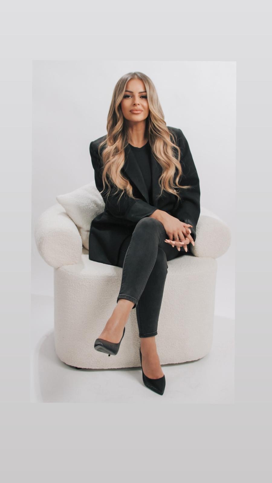 Portrait of Rebecca, the specialist behind Nefertiti Studio
